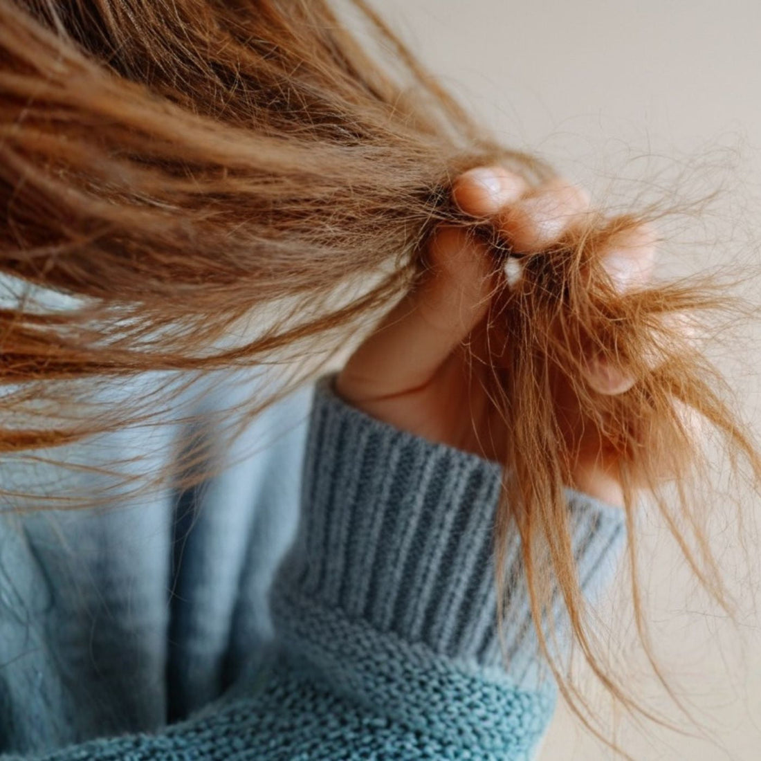 Kaputte Haare über Nacht: Warum Haarbruch oft im Schlaf entsteht
