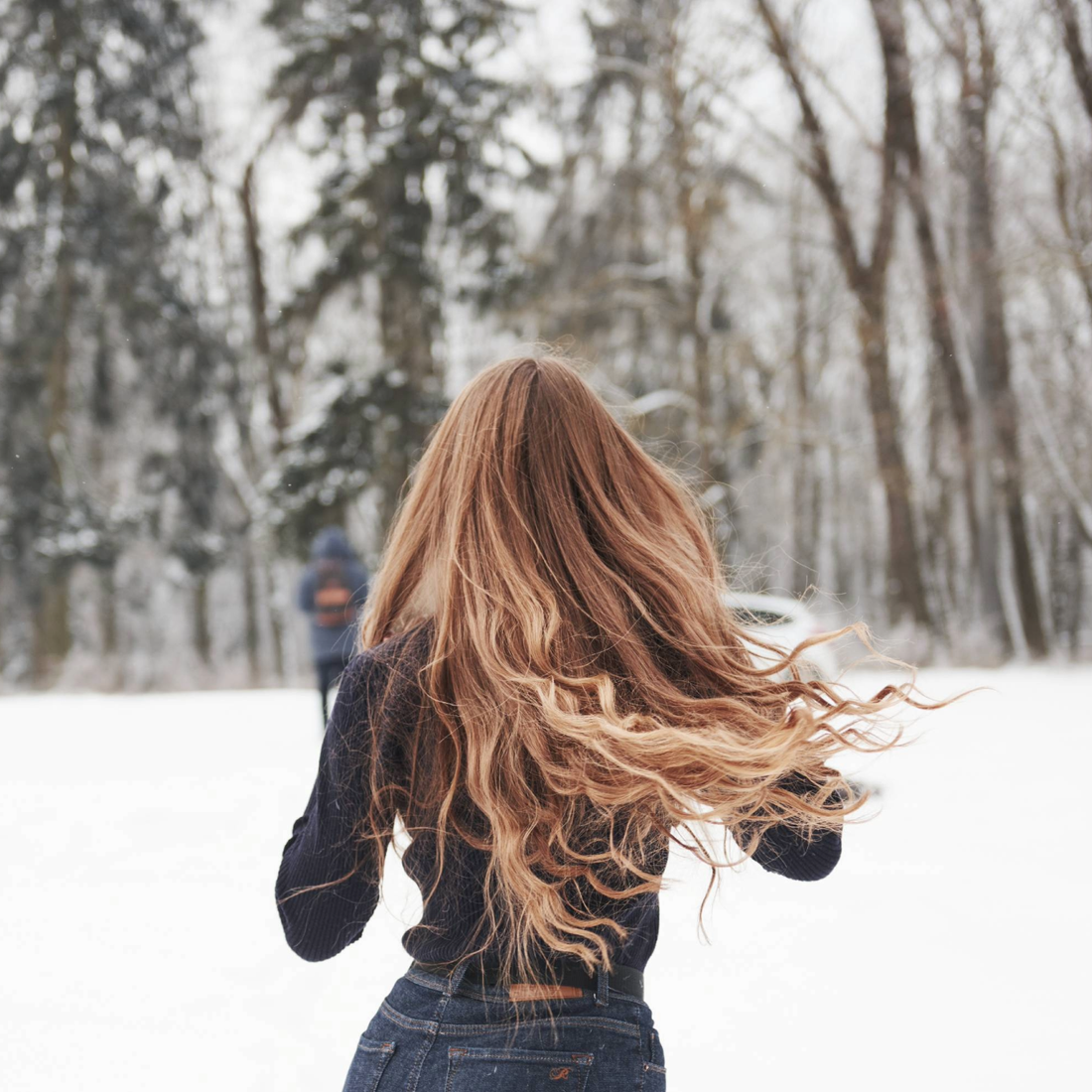 Warum kalte Luft deine Haare austrocknet – und was du im Winter dagegen tun kannst