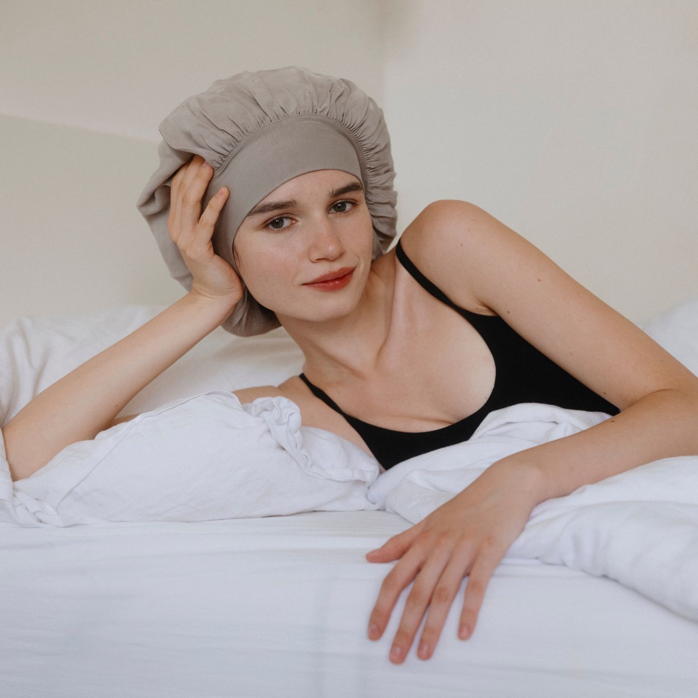 Schlafhaube: Warum sie Haare nachts wirklich schützt